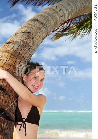 Young girl with seashell Young girl with seashell 4084332