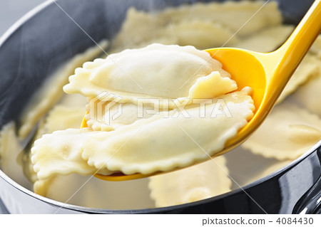 Cooking ravioli 4084430