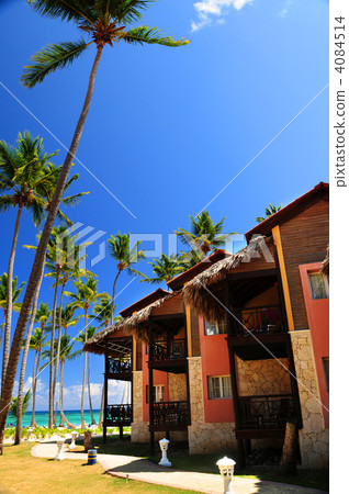 Tropical resort on ocean shore 4084514