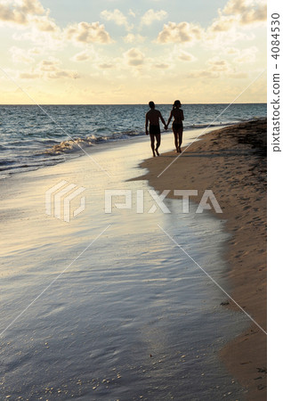 Couple walking on a beach 4084530