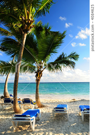 Sandy beach of tropical resort 4084625