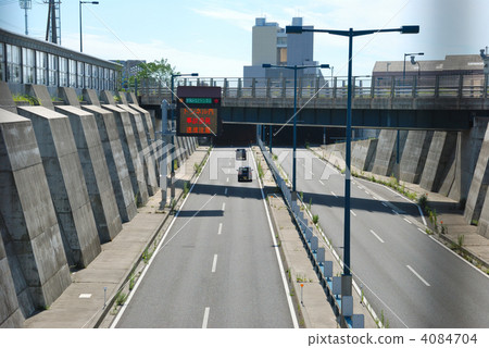 新潟港區隧道的入口和一般道路的交叉口 4084704