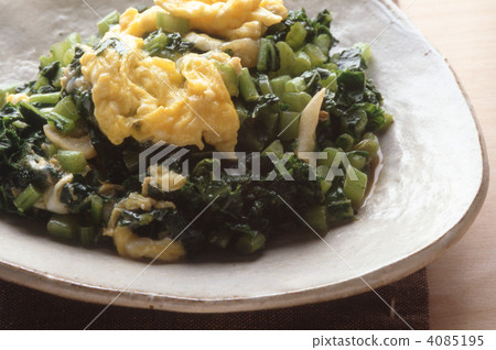 A mixture of eggs and radish leaves 4085195