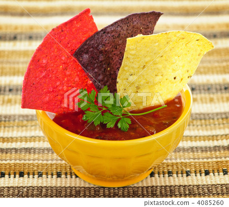 Tortilla chips and salsa 4085260