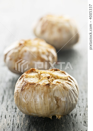 Roasted garlic bulbs 4085337