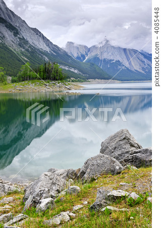Mountain lake in Jasper National Park 4085448