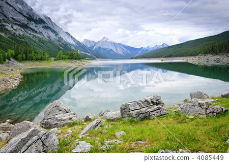 Mountain lake in Jasper National Park 4085449