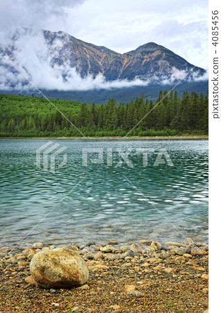 Mountain lake in Jasper National Park 4085456