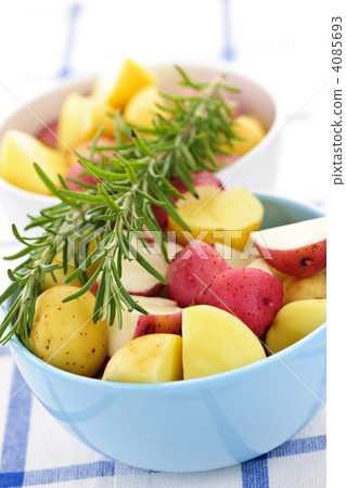 Raw cut small potatoes Raw cut small potatoes 4085693