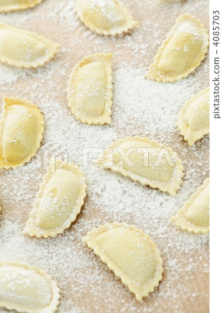 Uncooked ravioli 4085703