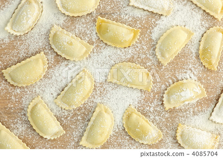 Uncooked ravioli 4085704