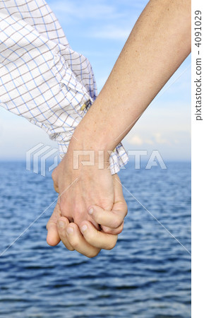 Couple holding hands Couple holding hands 4091029