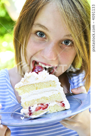 Girl eating a cake 4091133