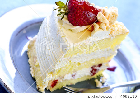 Slice of strawberry meringue cake 4092110
