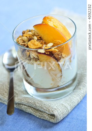 Serving of yogurt and granola 4092282