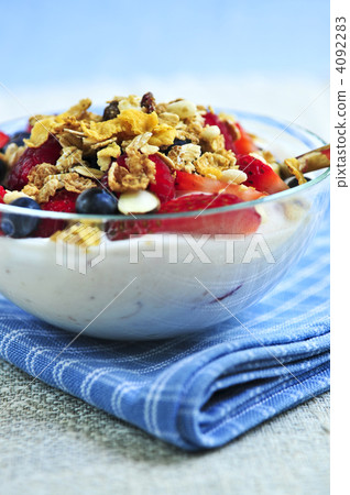 Yogurt with berries and granola 4092283