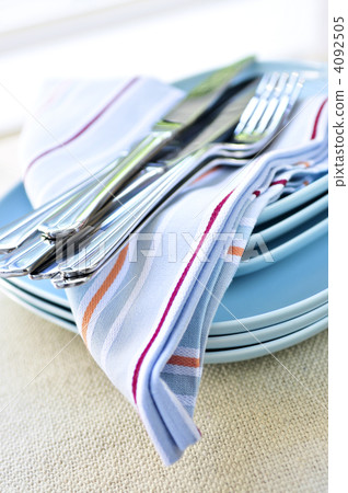 Plates and cutlery 4092505