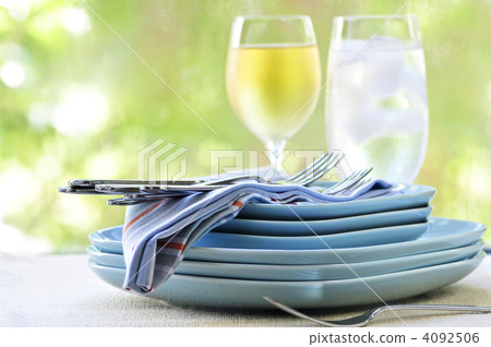 Plates and cutlery 4092506