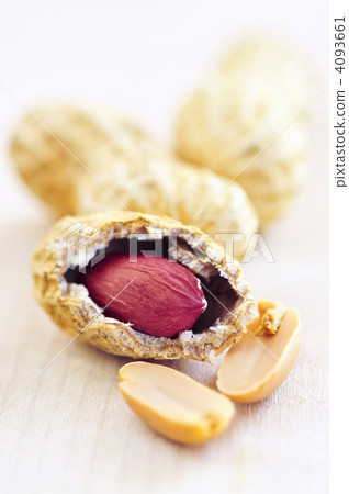 Peanuts and shells 4093661