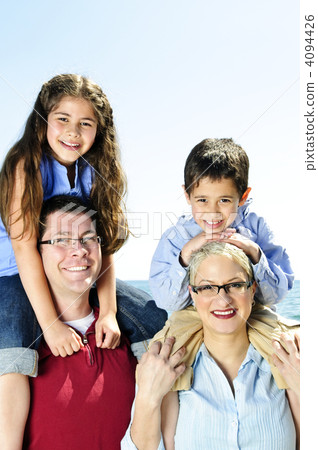 Happy family fun 4094426