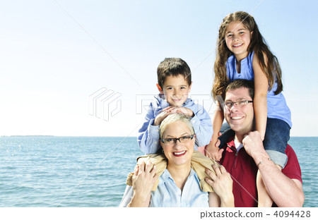 Happy family fun 4094428