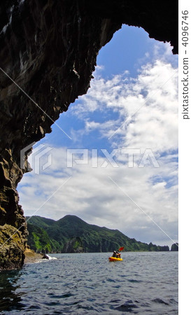 Sea cave · Sea kayak (Shimoda city, Shizuoka prefecture) 4096746