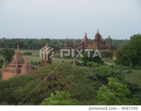A pagoda forested in the plain (Bagan / Myanmar) 4097100