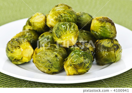 Plate of brussels sprouts 4100941