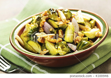 Roasted brussels sprouts dish 4100946