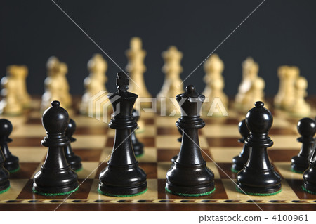 Chess pieces on board 4100961