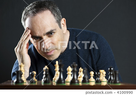 Man playing chess 4100990