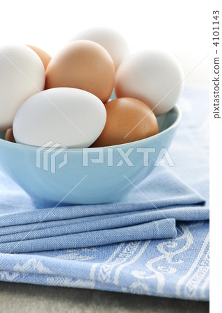 Eggs in bowl 4101143