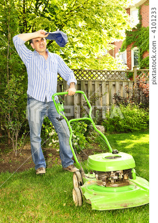 Man mowing lawn 4101233