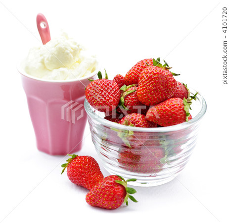 Bowl of strawberries with whipped cream 4101720