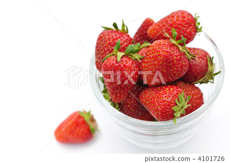 Bowl of strawberries 4101726