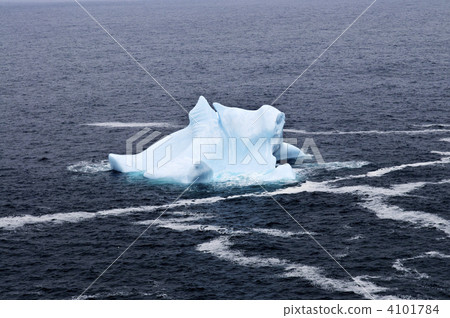 Melting iceberg Melting iceberg 4101784