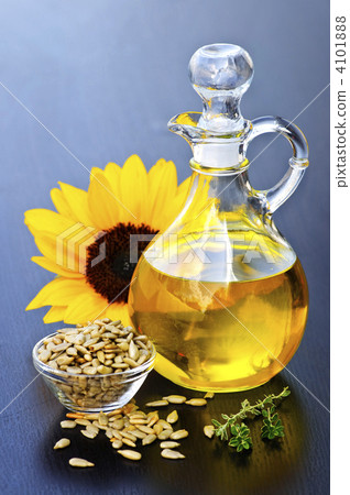 Sunflower oil bottle Sunflower oil bottle 4101888