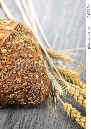 Loaf of multigrain bread 4102394
