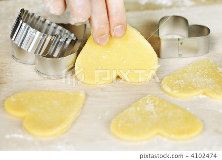 Making shortbread cookies 4102474