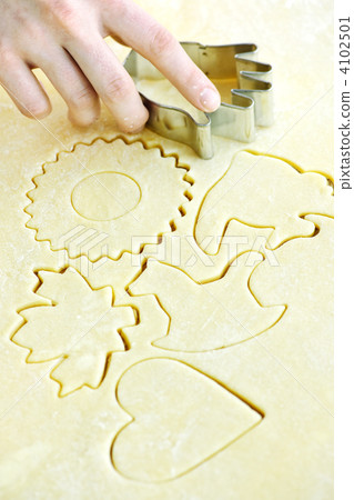 Cookie cutter and dough 4102501