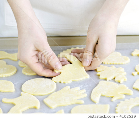 Baking sheet with cookies 4102529