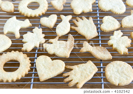 Cooling freshly baked cookies Cooling freshly baked cookies 4102542