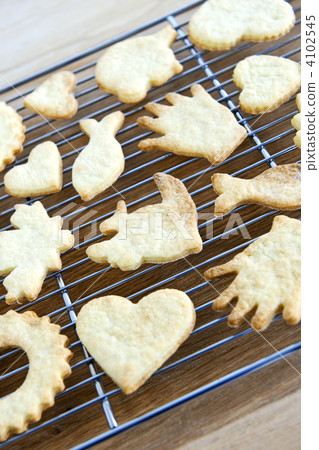 Cooling freshly baked cookies 4102545