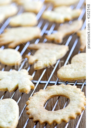 Cooling freshly baked cookies Cooling freshly baked cookies 4102548