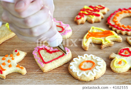 Decorating cookies Decorating cookies 4102555