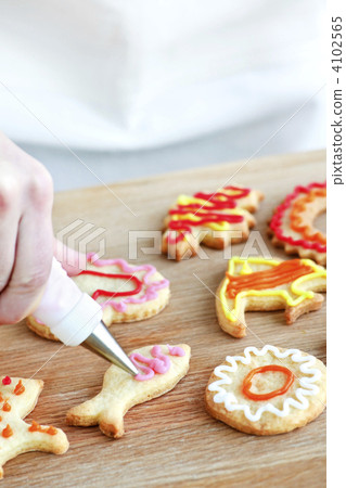 Decorating cookies 4102565