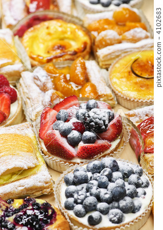 Assorted tarts and pastries 4102683