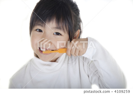 Girls brushing teeth 4109259