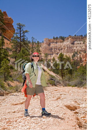 Hiking in Bryce Canyon Hiking in Bryce Canyon 4112075
