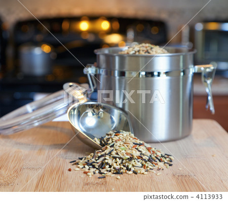 Jar with wild rice 4113933